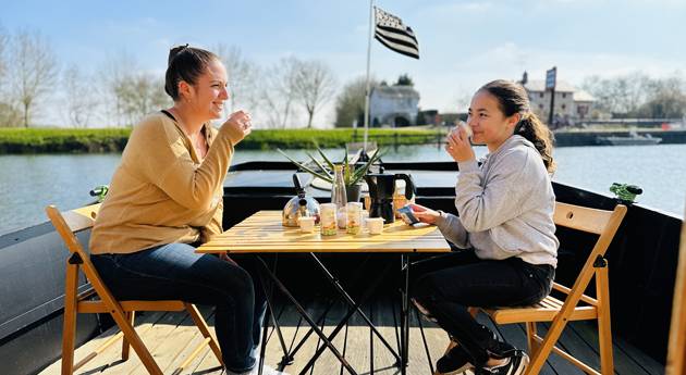 café sur le bateau.jpg
